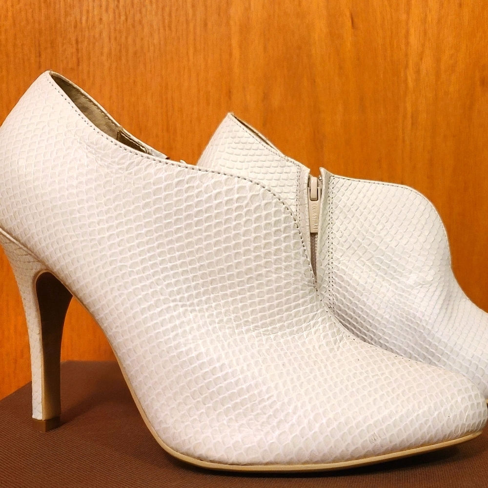Colin Stuart Sweetheart Blonde booties